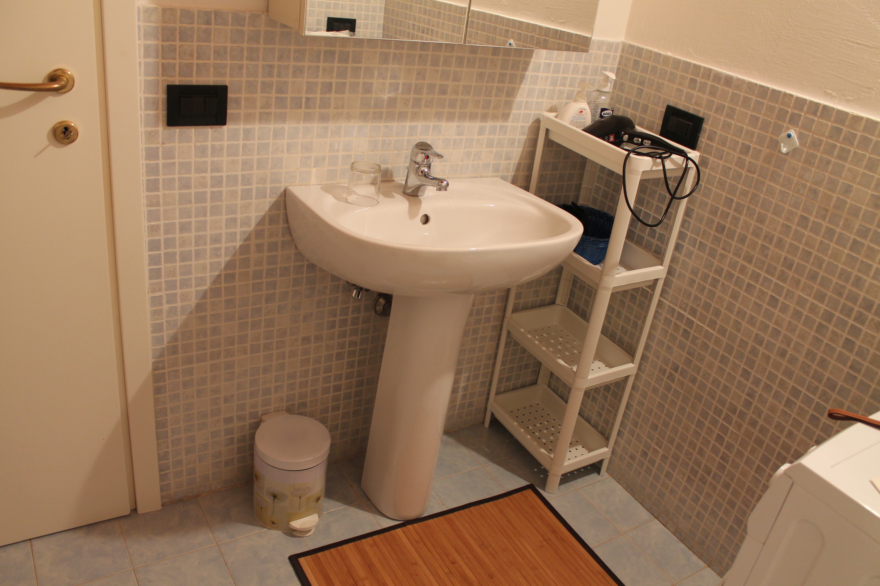 Bagno moderno con ampio box doccia
