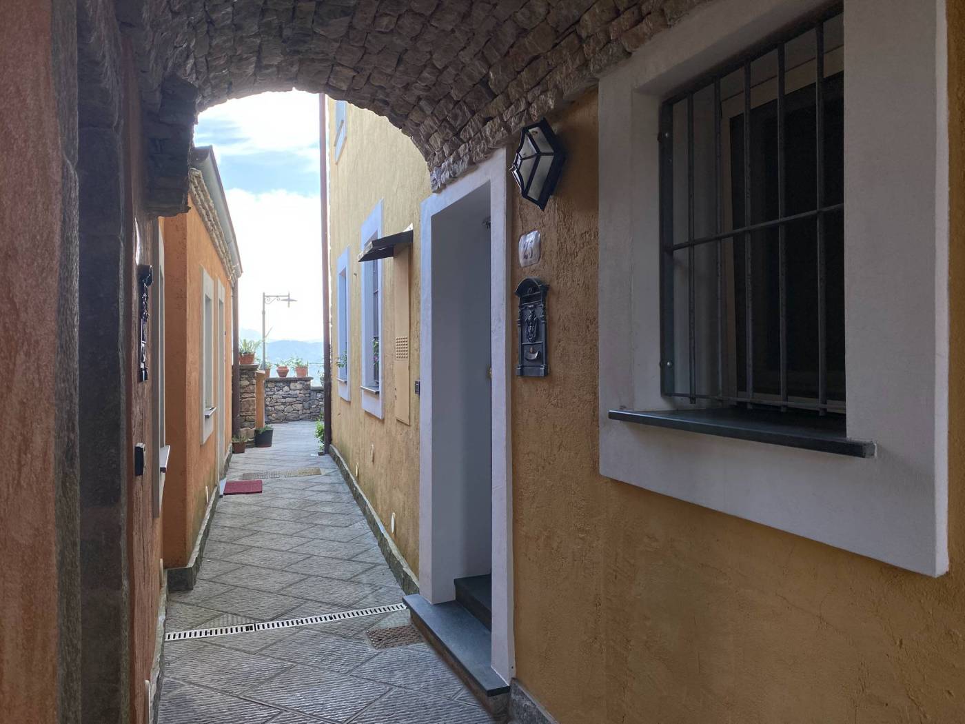 Stradina in pietra e case storiche di Corvara