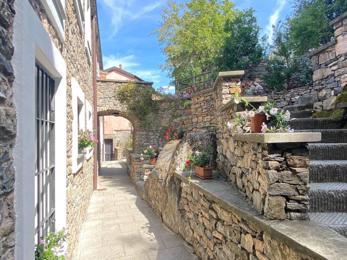Archi e portali in pietra tra i vicoli del borgo