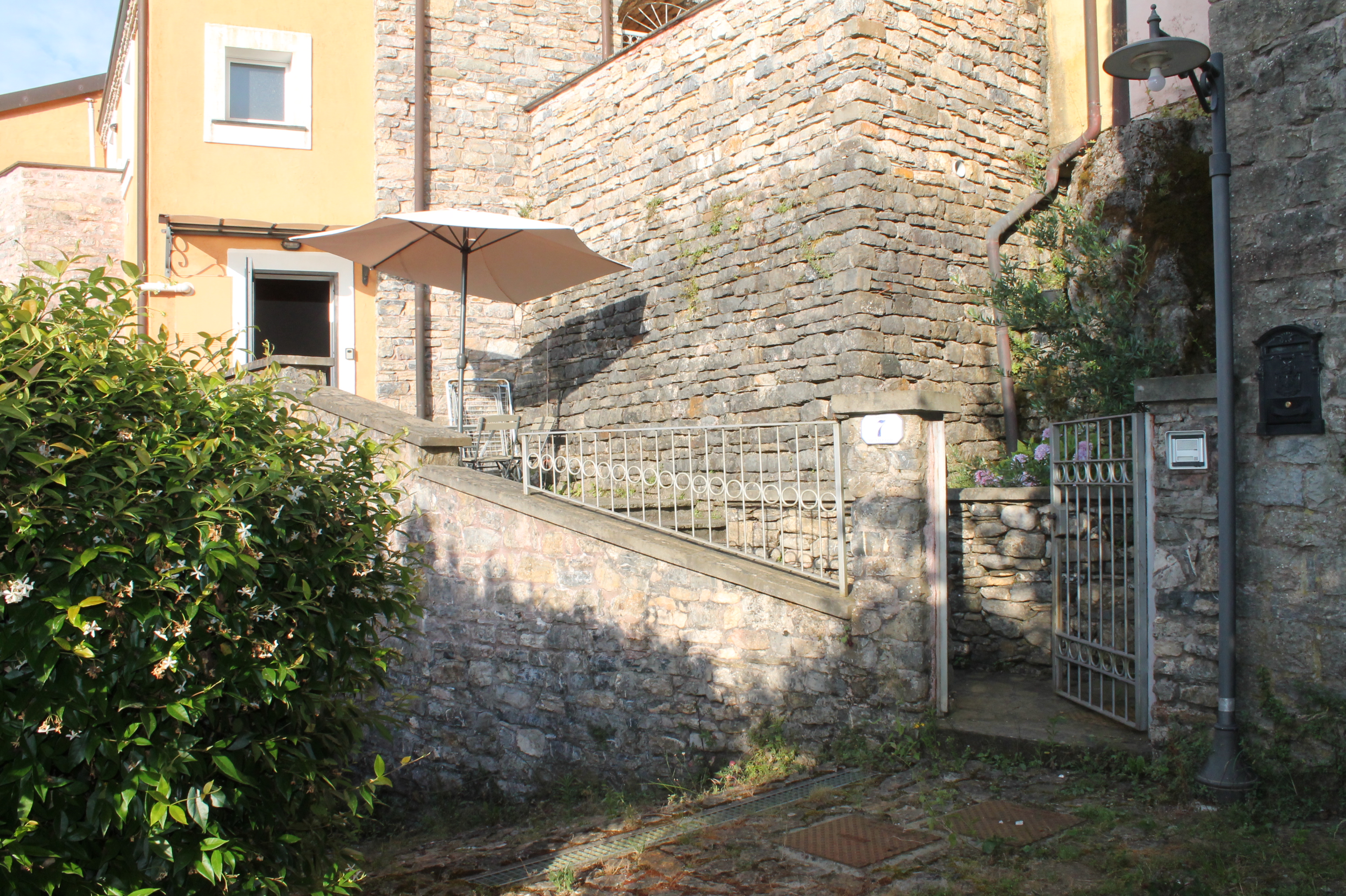 Il Castello di Corvara imponente sul borgo