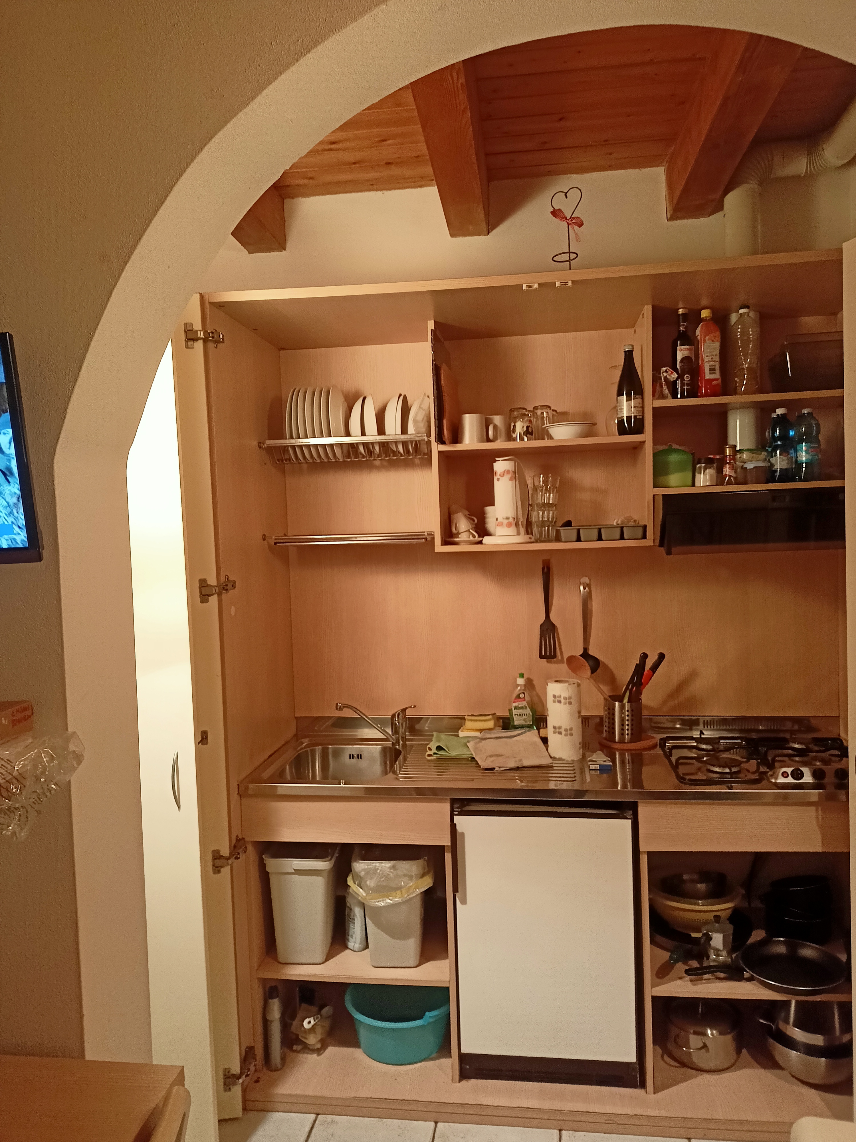 Cucina attrezzata con fornello a gas e forno