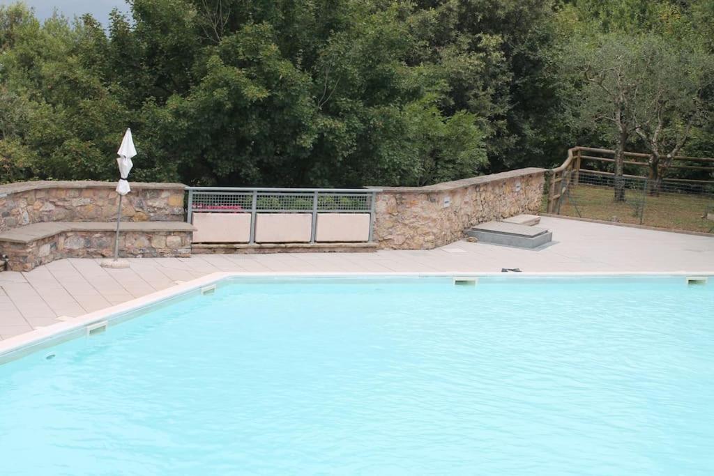 Piscina con vista sulle colline liguri
