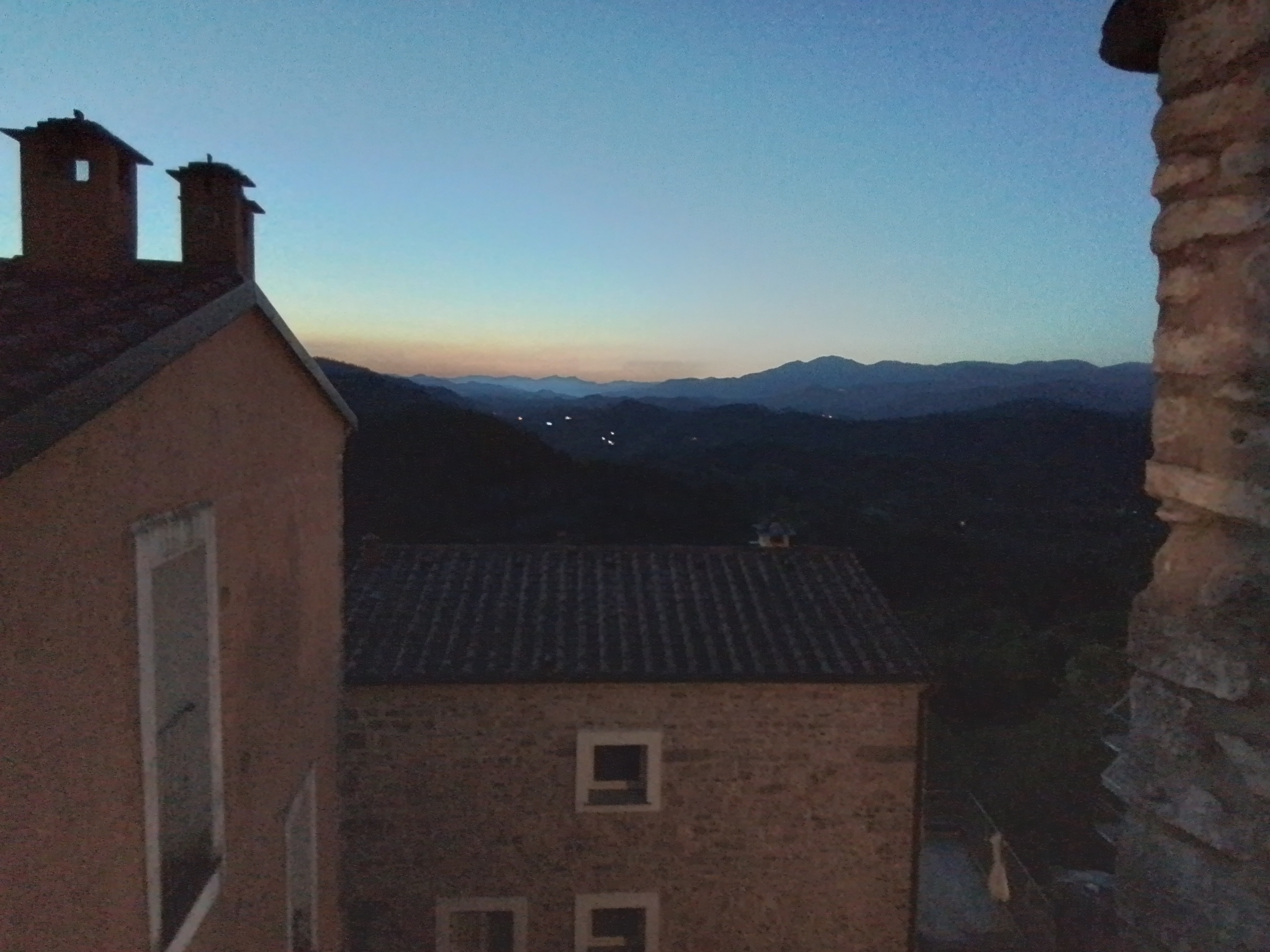 Tramonto spettacolare sulle colline liguri visto da Corvara